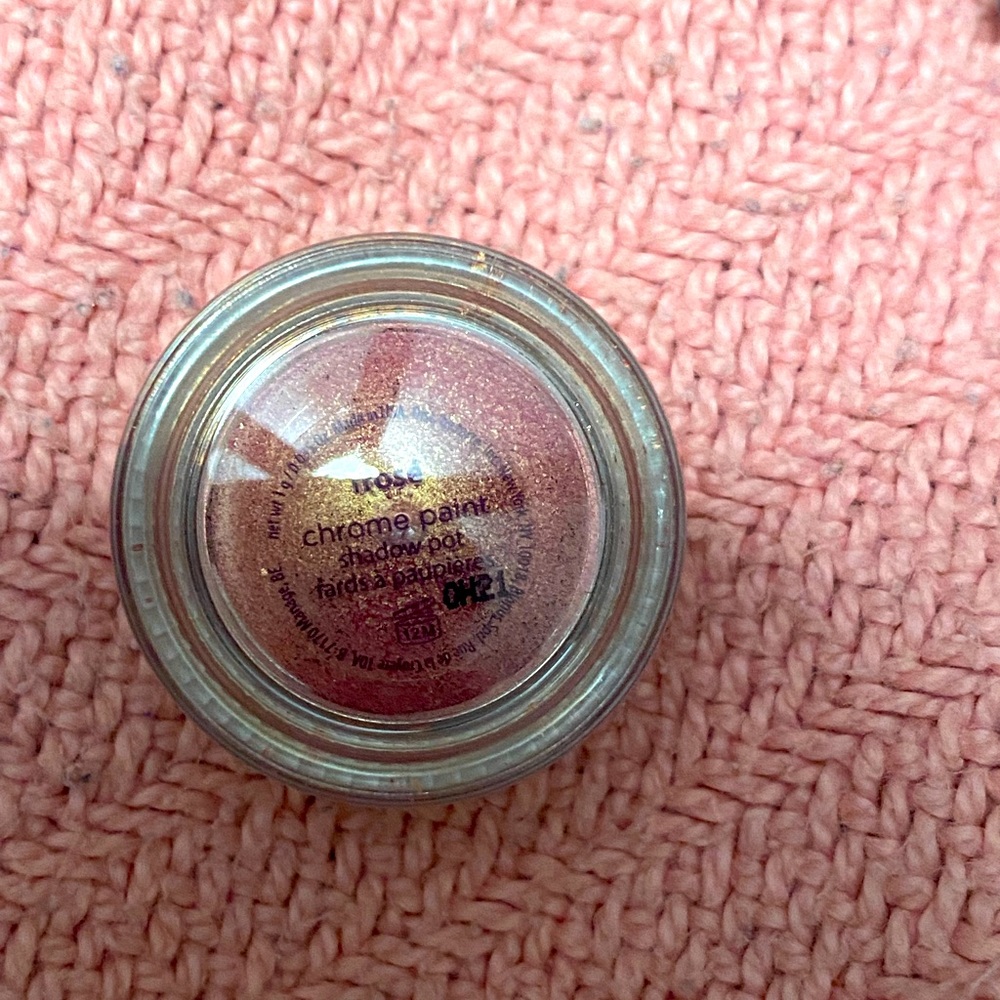 Tarte chrome powder eyeshadow pot.